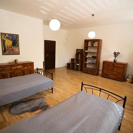Black Field Apartment Brno Buitenkant foto