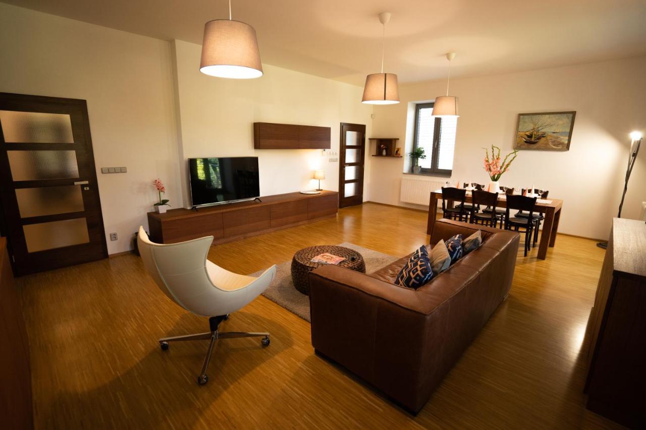 Black Field Apartment Brno Buitenkant foto