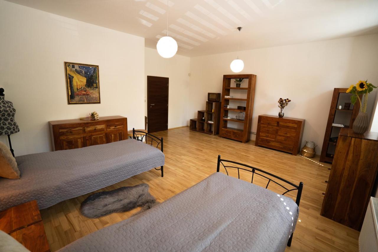 Black Field Apartment Brno Buitenkant foto