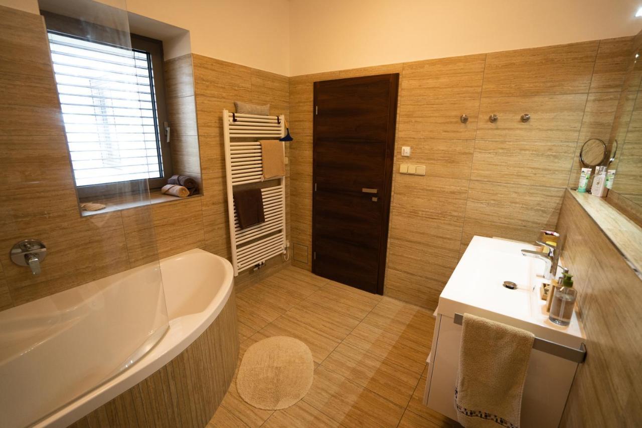Black Field Apartment Brno Buitenkant foto