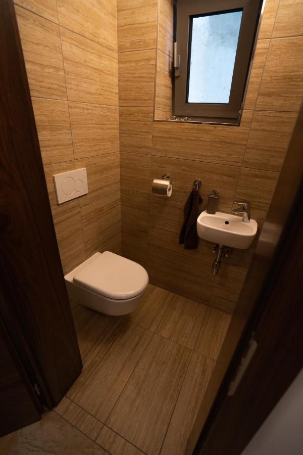 Black Field Apartment Brno Buitenkant foto